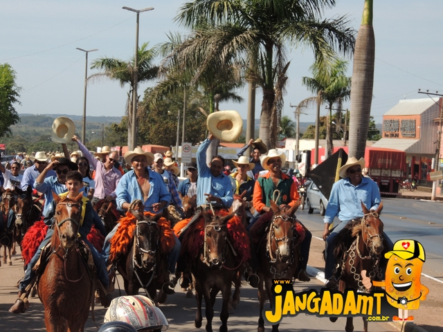 Mais de 150 cavaleiros e amazonas, quase mil pessoas e centenas de veículos participaram da 4ª edição da Cavalgada de São João